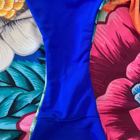 Backless One piece - Picture 7 of 8